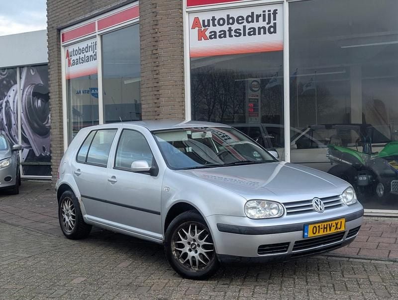 Grijs (metallic) Gebruikt 2002 VW Golf IV Trendline Hatchback | € 998 - Afbeelding 1/4