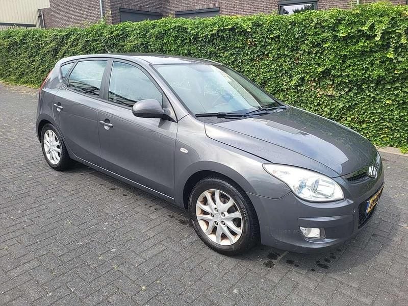 Grijs Gebruikt 2007 Hyundai i30 Dynamiq MPV | € 2.499 (Goede deal) - Afbeelding 1/4