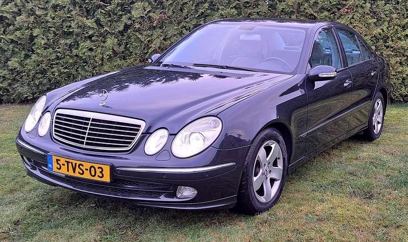 Zwart Occasion 2003 Mercedes E240 Avantgarde Sedan | € 4.800 (Eerlijke prijs) - Afbeelding 1/4