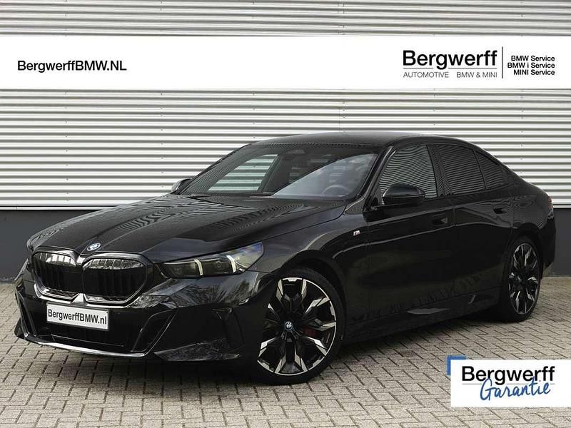 Zwart, metallic lak Gebruikt 2025 BMW 550 M Sport Sedan | € 89.875 - Afbeelding 1/4