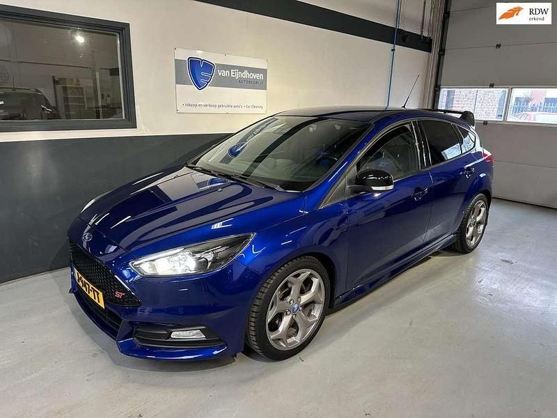 Blauw (metallic) Occasion 2015 Ford Focus ST Hatchback | € 14.950 (Eerlijke prijs) - Afbeelding 1/4
