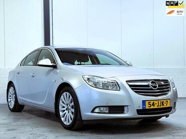 Grijs (metallic) Gebruikt 2009 Opel Insignia Cosmo Hatchback | € 5.950 (Eerlijke prijs) - Afbeelding 1/4
