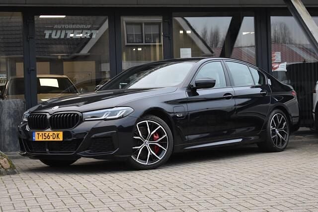 Sedan Gebruikt 2023 BMW 530e M Sport Sedan | € 42.945 (Eerlijke prijs) - Afbeelding 1/4