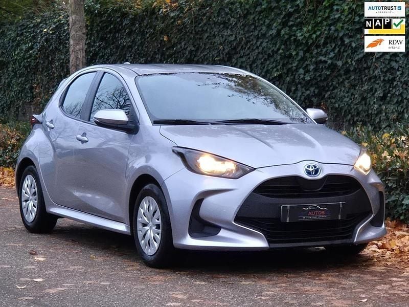 Grijs (metallic) Gebruikt 2022 Toyota Yaris Hybrid Active Hatchback | € 14.999 (Goede deal) - Afbeelding 1/4
