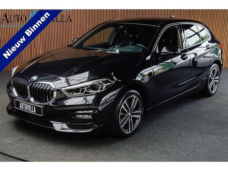 Zwart (metallic) Occasion 2023 BMW 118 Shadowline Hatchback | € 27.450 (Goede deal) - Afbeelding 1/4