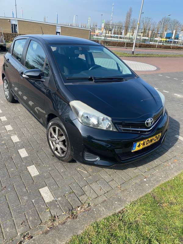 Zwart Gebruikt 2011 Toyota Yaris Hatchback | € 4.100 (Eerlijke prijs) - Afbeelding 1/4