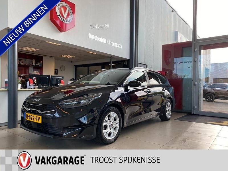 Zwart Gebruikt 2022 Kia Ceed Stationwagen | € 21.950 (Iets duurder) - Afbeelding 1/4
