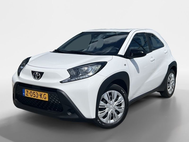 Wit Gebruikt 2024 Toyota Aygo Play Hatchback | € 16.799 - Afbeelding 1/4