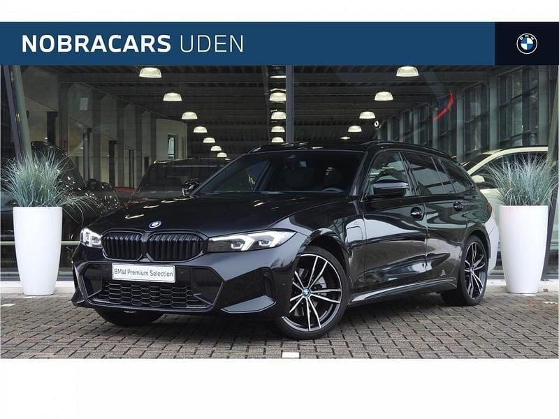 Saphirschwarz (donker zwart metallic) Gebruikt 2024 BMW 320e Shadowline Stationwagen | € 42.950 (Eerlijke prijs) - Afbeelding 1/4