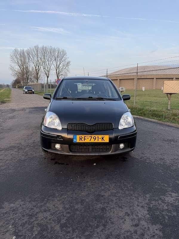 Zwart Gebruikt 2003 Toyota Yaris Sport Hatchback | € 2.500 (Goede deal) - Afbeelding 1/4