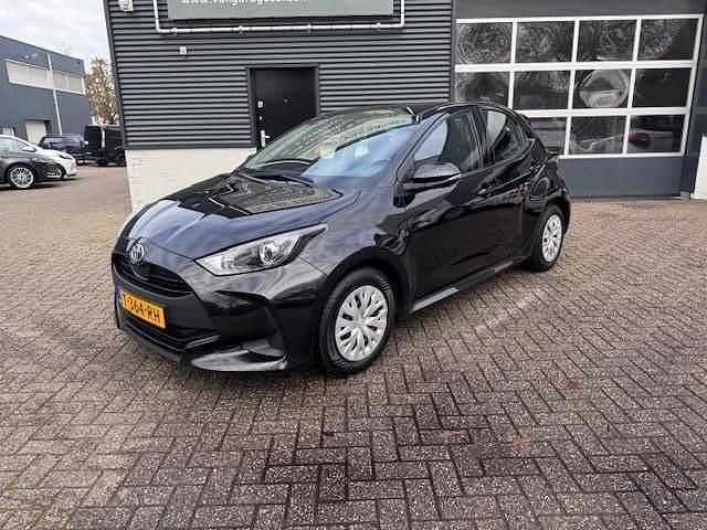 Zwart Gebruikt 2023 Toyota Yaris Active Hatchback | € 19.950 (Eerlijke prijs) - Afbeelding 1/4