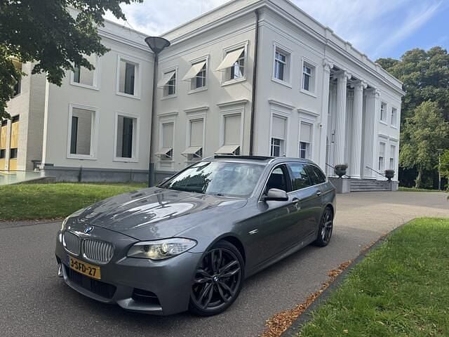 Grijs Gebruikt 2013 BMW M550 Sedan | € 16.500 (Duur) - Afbeelding 1/4