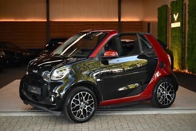Zwart, metallic lak Gebruikt 2021 Smart ForTwo Electric Drive Cabriolet | € 12.950 (Eerlijke prijs) - Afbeelding 1/4