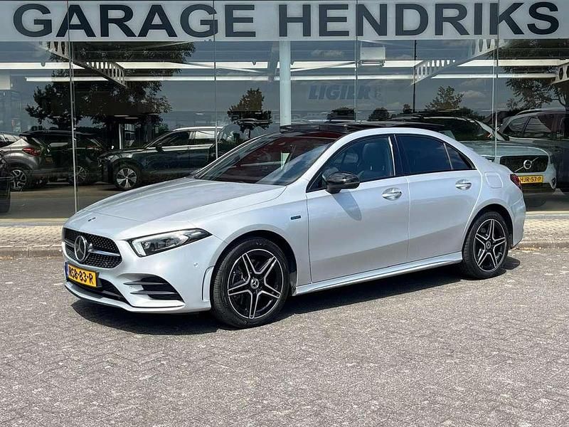 Grijs Gebruikt 2021 Mercedes A250 Business Sedan | € 32.445 (Eerlijke prijs) - Afbeelding 1/4