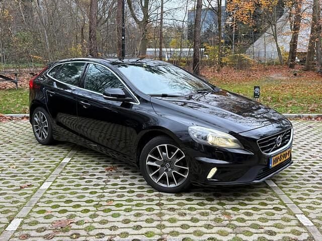 Zwart (metallic) Gebruikt 2015 Volvo V40 R-Design Hatchback | € 8.450 (Eerlijke prijs) - Afbeelding 1/4