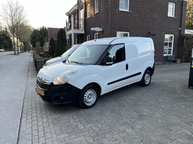 Wit Gebruikt 2014 Opel Combo Sedan | € 3.250 (Eerlijke prijs) - Afbeelding 1/4