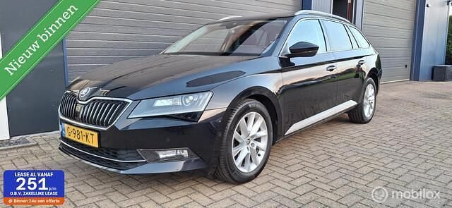 Zwart Gebruikt 2017 Skoda Superb Stationwagen | € 15.499 (Eerlijke prijs) - Afbeelding 1/4