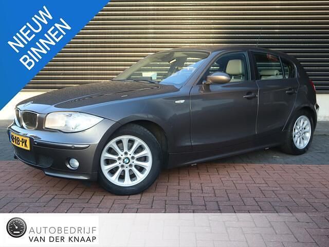 Bruin (metallic) Occasion 2005 BMW 120 Executive Hatchback | € 5.750 (Eerlijke prijs) - Afbeelding 1/4