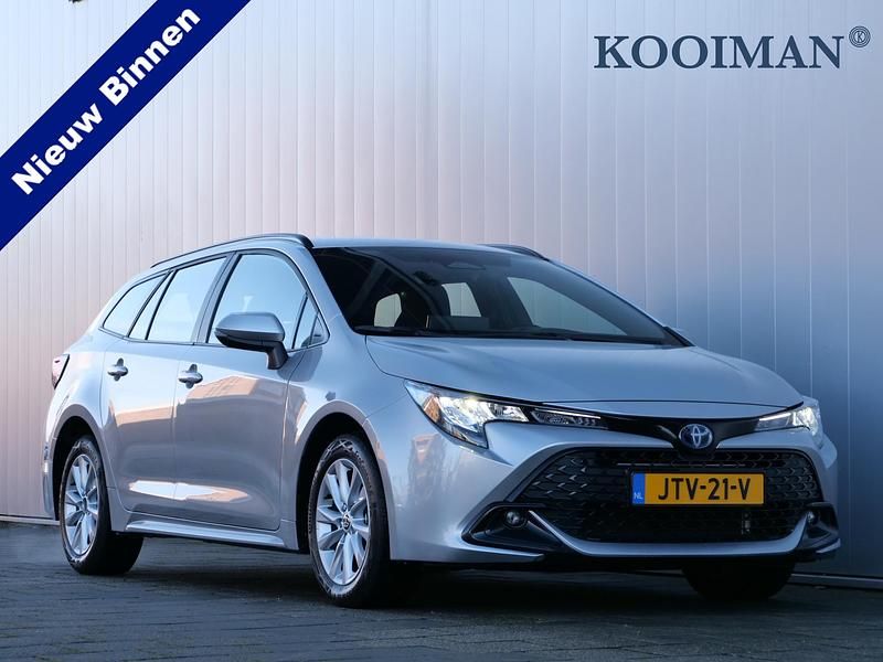 Grijs Occasion 2025 Toyota Corolla Hybrid Active Stationwagen | € 30.450 (Eerlijke prijs) - Afbeelding 1/4