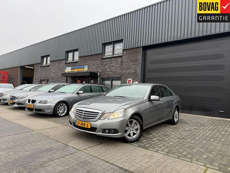 Grijs Gebruikt 2009 Mercedes E220 Business Sedan | € 9.999 - Afbeelding 1/4