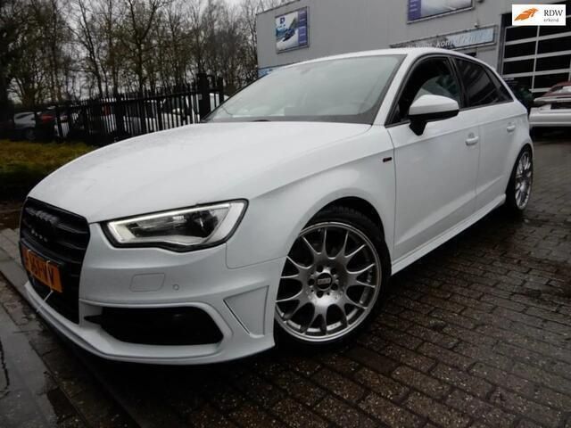 Wit Gebruikt 2013 Audi A3 Sportback Ambition Hatchback | € 14.450 - Afbeelding 1/4