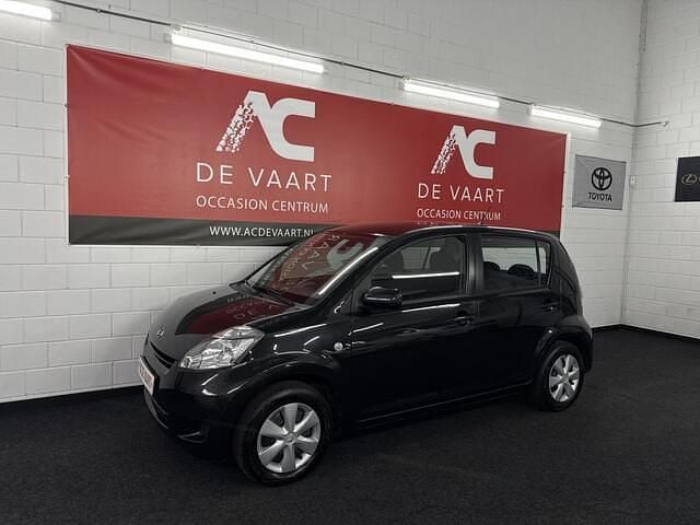 Zwart Gebruikt 2007 Daihatsu Sirion Hatchback | € 2.250 (Eerlijke prijs) - Afbeelding 1/4
