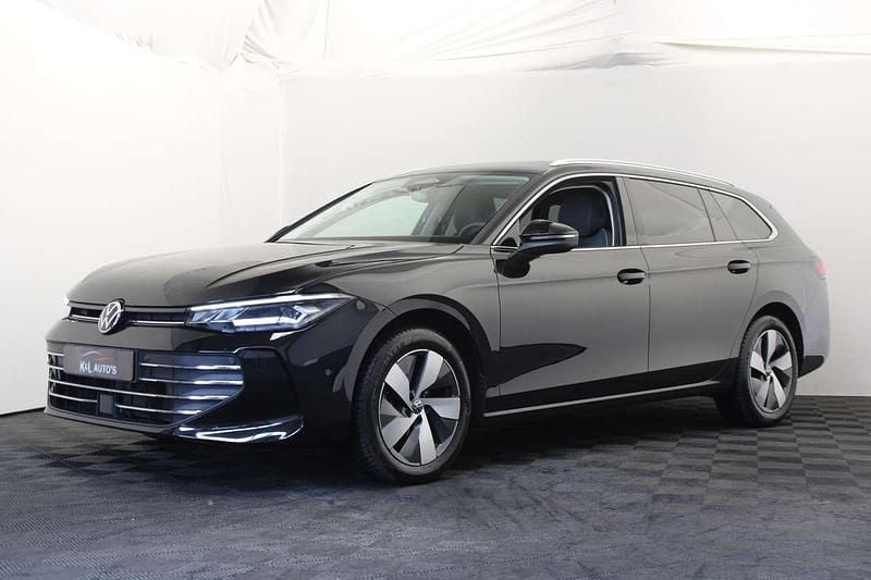 Zwart Gebruikt 2024 VW Passat Business Stationwagen | € 33.999 - Afbeelding 1/4