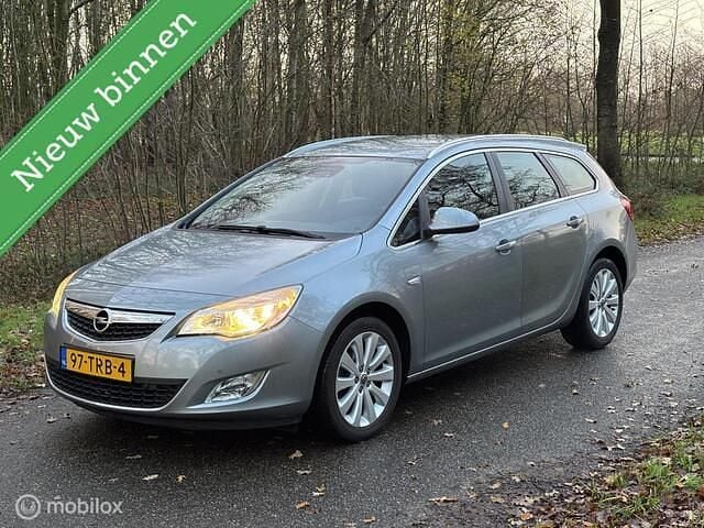Grijs Gebruikt 2012 Opel Astra Stationwagen | € 4.698 (Eerlijke prijs) - Afbeelding 1/4