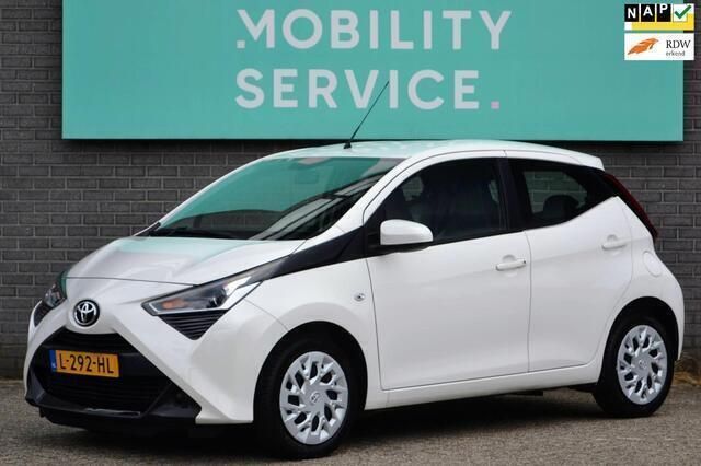 Wit Gebruikt 2021 Toyota Aygo X-play Hatchback | € 12.664 (Eerlijke prijs) - Afbeelding 1/4