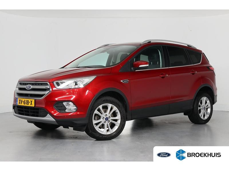 Rood, metallic lak Gebruikt 2019 Ford Kuga Titanium SUV | € 18.900 (Eerlijke prijs) - Afbeelding 1/4