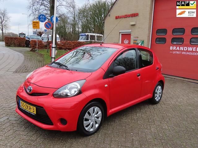 Rood Occasion 2012 Toyota Aygo Comfort Hatchback | € 4.925 (Eerlijke prijs) - Afbeelding 1/4