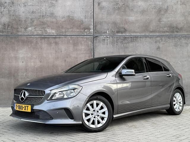 Grijs Occasion 2015 Mercedes A180 Ambition Hatchback | € 13.999 (Eerlijke prijs) - Afbeelding 1/4