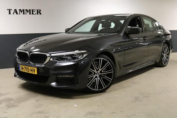 Grijs Gebruikt 2020 BMW 520 Executive Sedan | € 32.750 (Eerlijke prijs) - Afbeelding 1/4