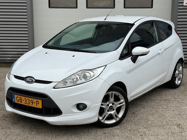 Wit Gebruikt 2010 Ford Fiesta Ghia Hatchback | € 3.950 (Eerlijke prijs) - Afbeelding 1/3