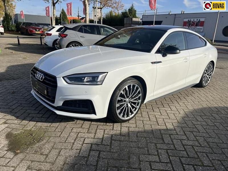 Wit (metallic) Occasion 2018 Audi A5 Sportback S-Line Hatchback | € 24.950 (Iets duurder) - Afbeelding 1/4