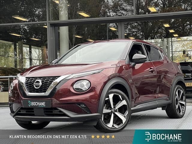 Burgundy red metallic (donker rood) Gebruikt 2021 Nissan Juke Tekna SUV | € 21.945 (Eerlijke prijs) - Afbeelding 1/4