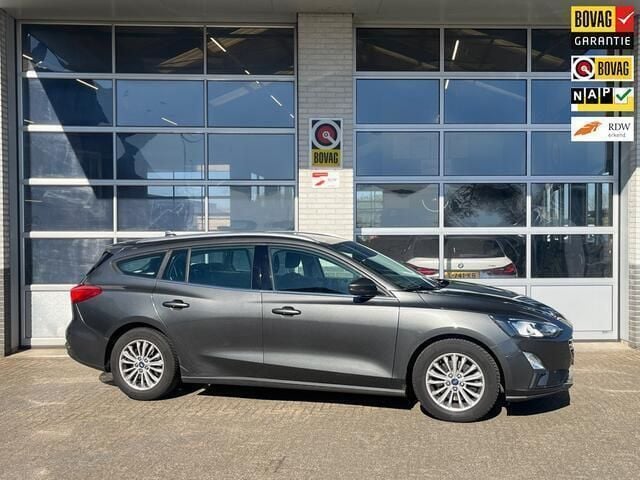 Grijs Occasion 2019 Ford Focus Vignale Stationwagen | € 11.950 (Eerlijke prijs) - Afbeelding 1/4