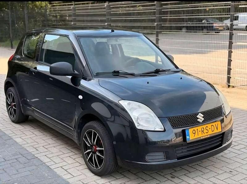 Zwart Occasion 2005 Suzuki Swift Hatchback | € 1.250 (Eerlijke prijs) - Afbeelding 1/4
