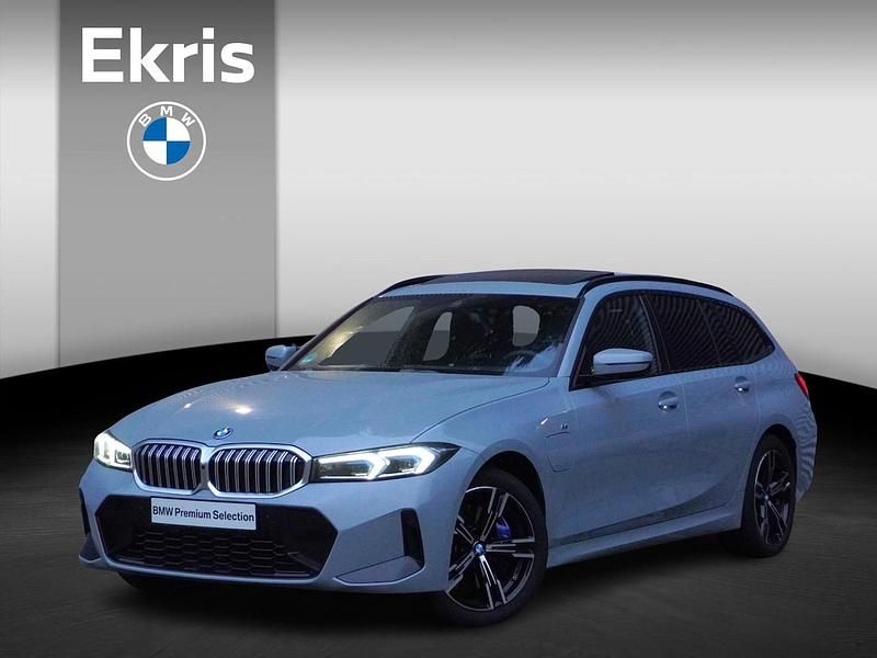 Grijs Gebruikt 2025 BMW 330e M Sport Stationwagen | € 56.900 (Eerlijke prijs) - Afbeelding 1/4