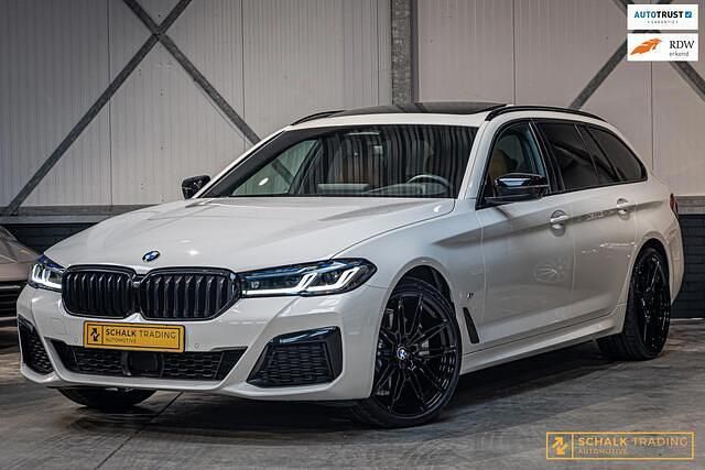 Wit Gebruikt 2022 BMW 530 M Sport Stationwagen | € 49.950 (Duur) - Afbeelding 1/4