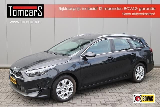 Zwart, metallic lak Gebruikt 2022 Kia Ceed Sportswagon Stationwagen | € 17.950 (Eerlijke prijs) - Afbeelding 1/4