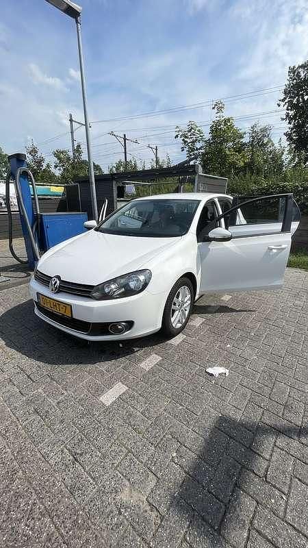 Wit Gebruikt 2010 VW Golf VI Comfortline Sedan | € 4.500 (Eerlijke prijs) - Afbeelding 1/4