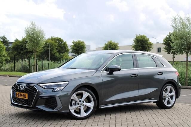 Grijs Gebruikt 2020 Audi A3 Sportback S-Line Hatchback | € 24.450 (Eerlijke prijs) - Afbeelding 1/4