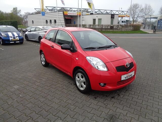Rood Occasion 2008 Toyota Yaris Hatchback | € 2.950 (Eerlijke prijs) - Afbeelding 1/4