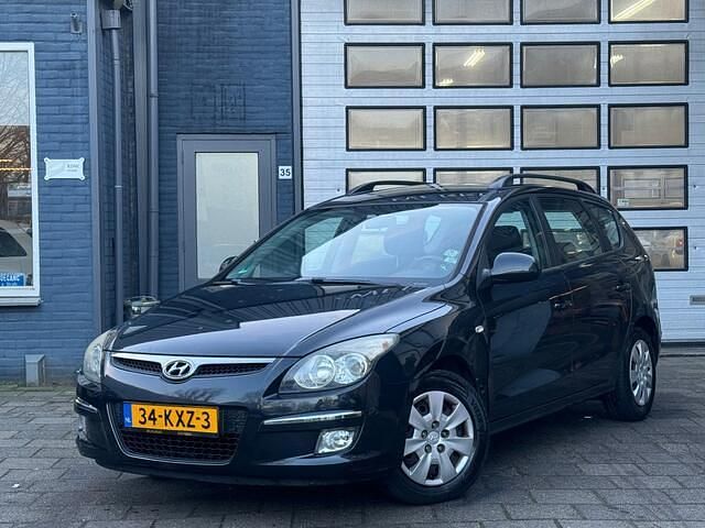 Zwart Occasion 2010 Hyundai i30 Dynamiq Stationwagen | € 2.395 (Goede deal) - Afbeelding 1/4