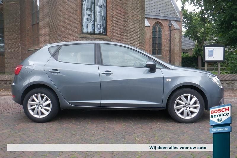 Grijs, metallic lak Gebruikt 2014 Seat Ibiza Style Hatchback | € 8.350 (Eerlijke prijs) - Afbeelding 1/4