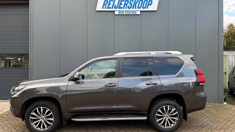 Grijs (metallic) Gebruikt 2019 Toyota Land Cruiser Executive Van | € 29.950 - Afbeelding 1/4