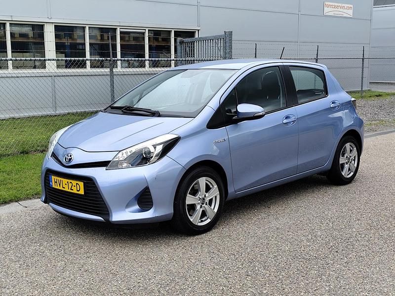 Blauw (metallic) Gebruikt 2013 Toyota Yaris Hybrid Comfort Hatchback | € 8.450 (Eerlijke prijs) - Afbeelding 1/4