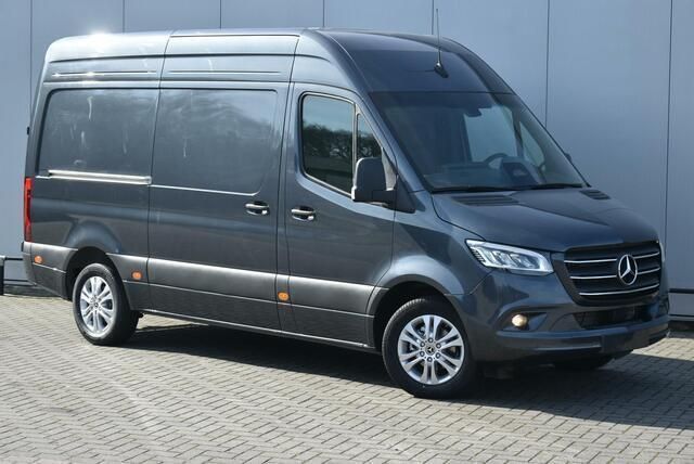 Grijs Nieuw 2024 Mercedes Sprinter Van | € 52.995 - Afbeelding 1/4