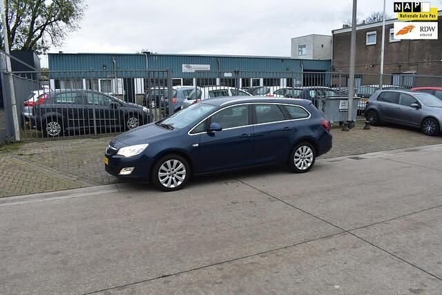 Blauw (metallic) Gebruikt 2011 Opel Astra Cosmo Stationwagen | € 4.950 (Goede deal) - Afbeelding 1/4